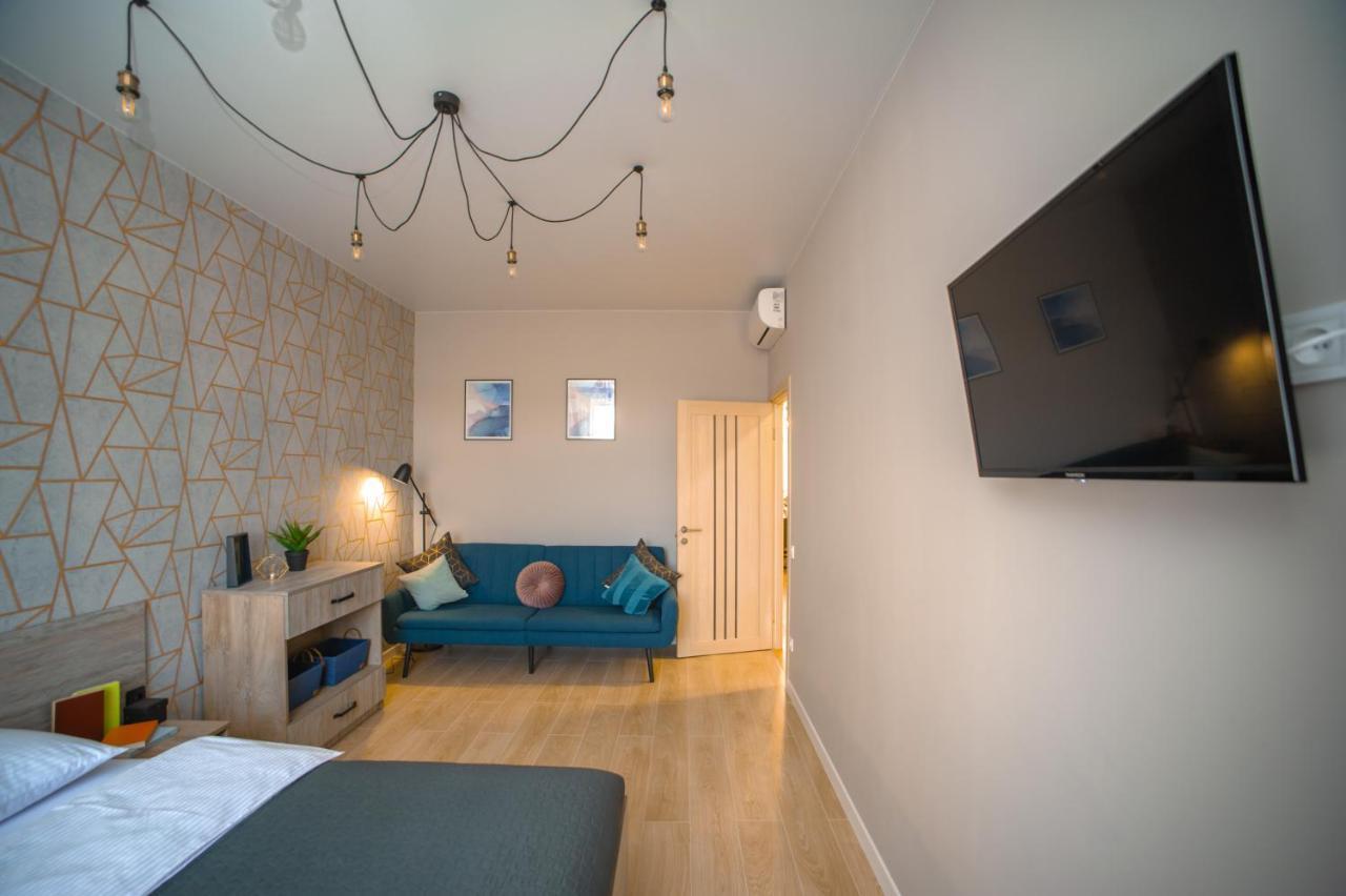 3 Bedroom, 2 Bathroom Apartment Near Forum Lviv Exterior photo